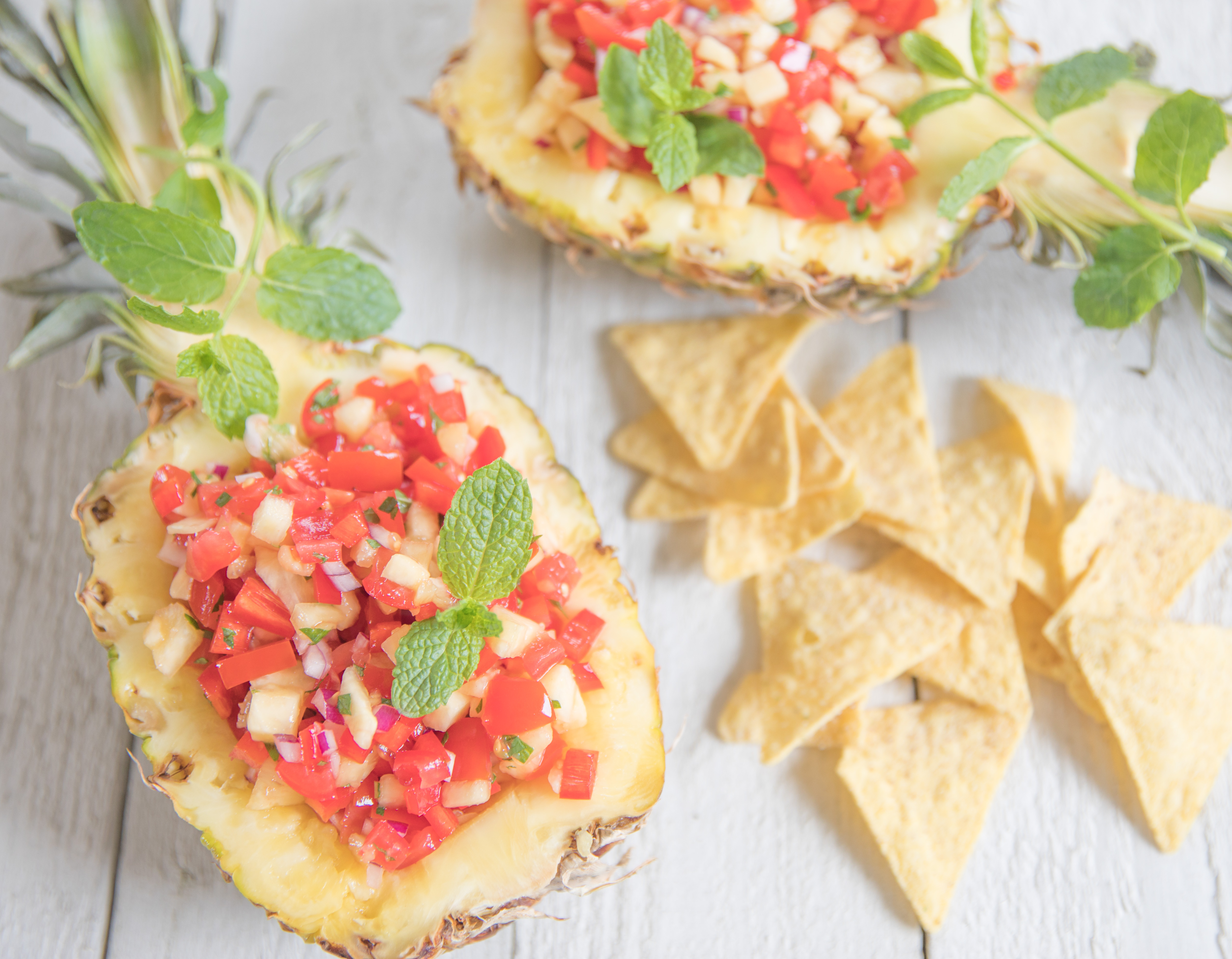 Ananassalsa resepti. Eksoottinen ananassalsa on ihanan miellyttävä makukombo ja raikas piristys ruokapöydässä.  Vinkki: Tämä salsa sopii lisukkeeksi myös hodareihin.