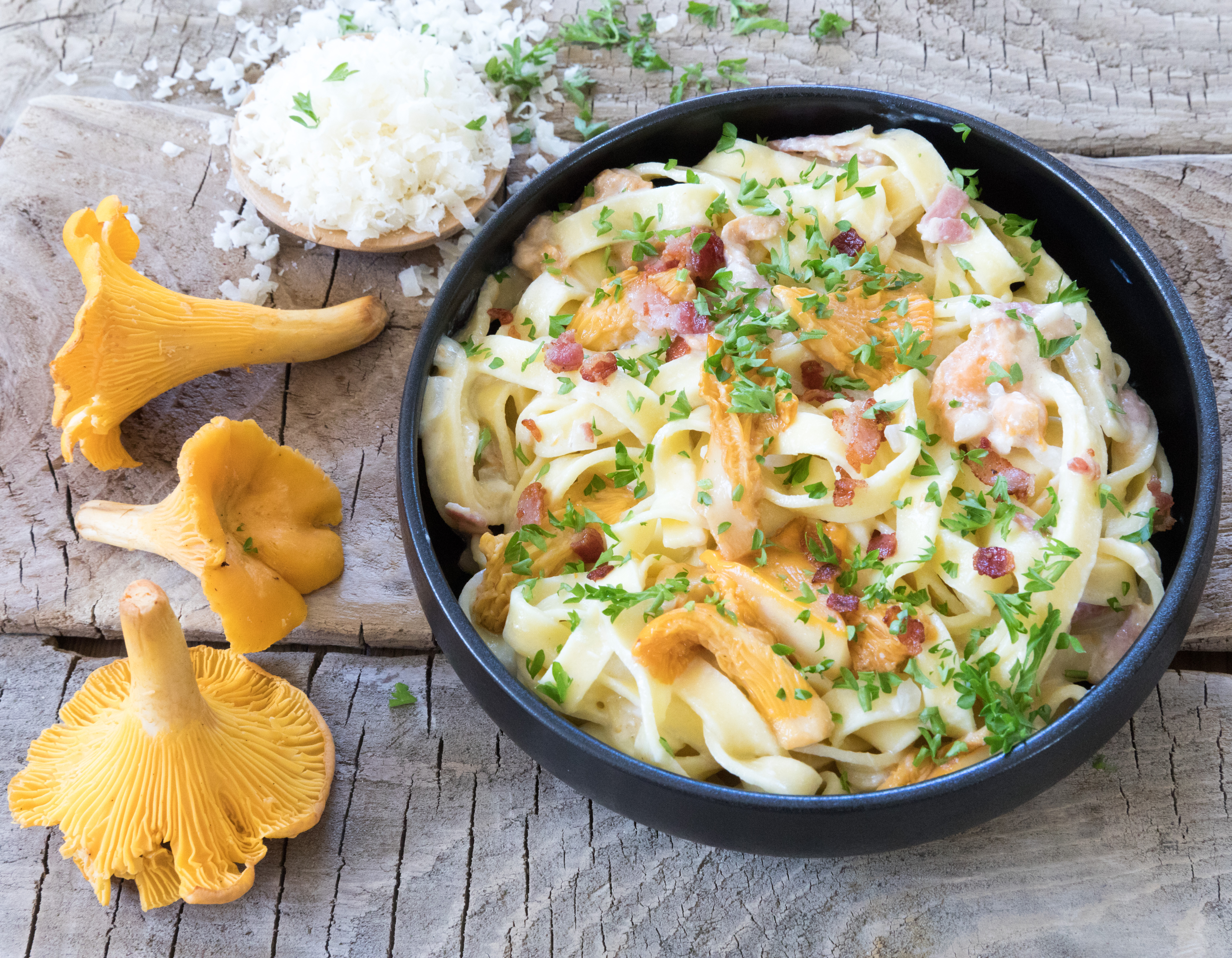 Kantarelli carbonara resepti. Originaali pasta carbonara tehdään aina valkoviiniin, kananmunaan ja parmesaanijuustoon. Kermaa ei käytetä. Syksyn sieni kantarelli maustaa ihanasti tämän syksyisen pasta carbonaran. Tällä ohjeella onnistut varmasti !