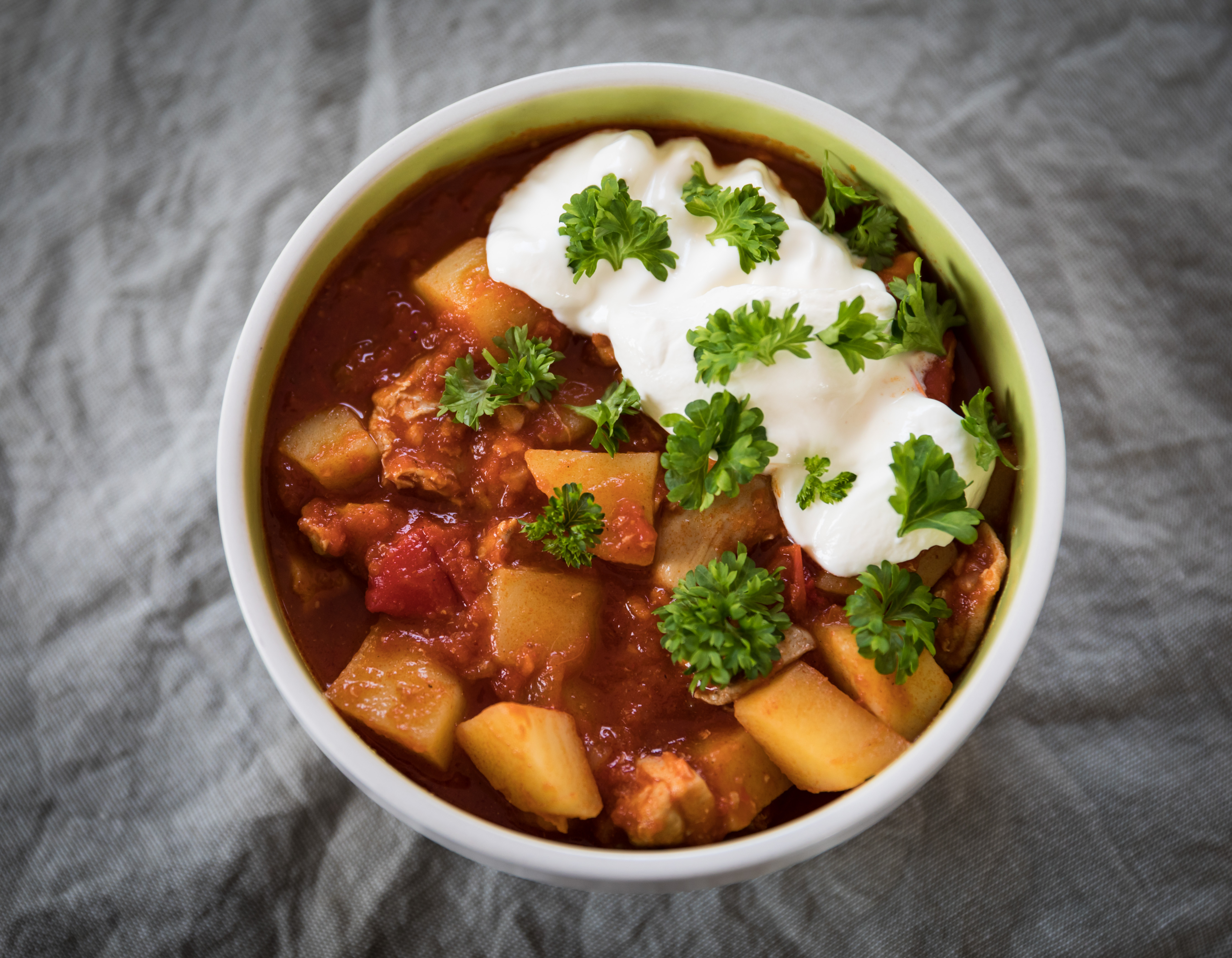 Kanagulassi resepti. Lämmittävä ja ihanan paprikainen unkarilainen gulassi sisältää paljon kasviksia. Sopii hyvin myös näin kanan kanssa tehtynä. Maku vain paranee uudelleen lämmittäessä.