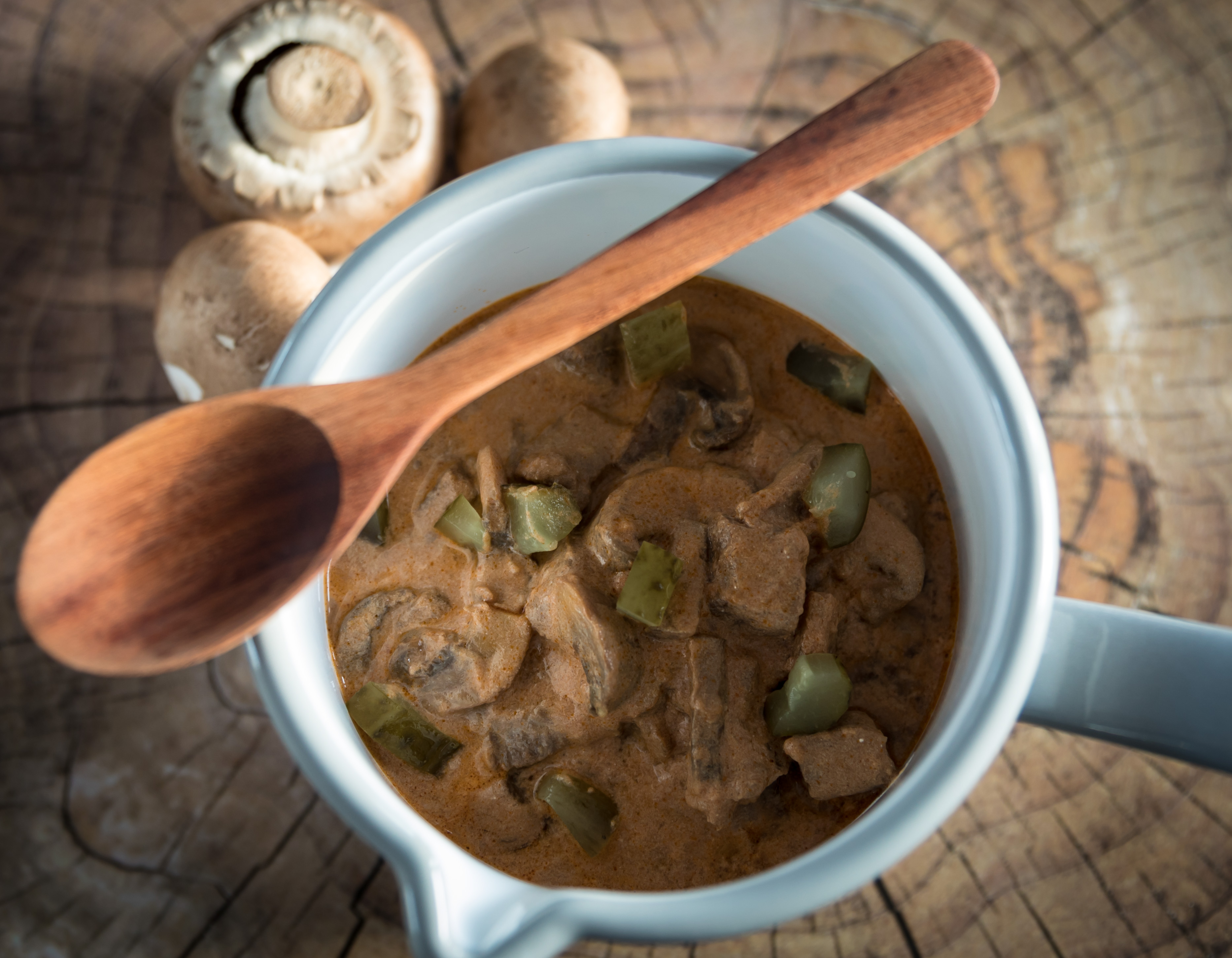 Stroganoff on erinomaisen maukas venäläinen lihapata joka saa makunsa lihan lisäksi herkkusienistä, sipulista ja tomaatista. Maustetaan lopuksi smetanalla ja suolakurkuilla.