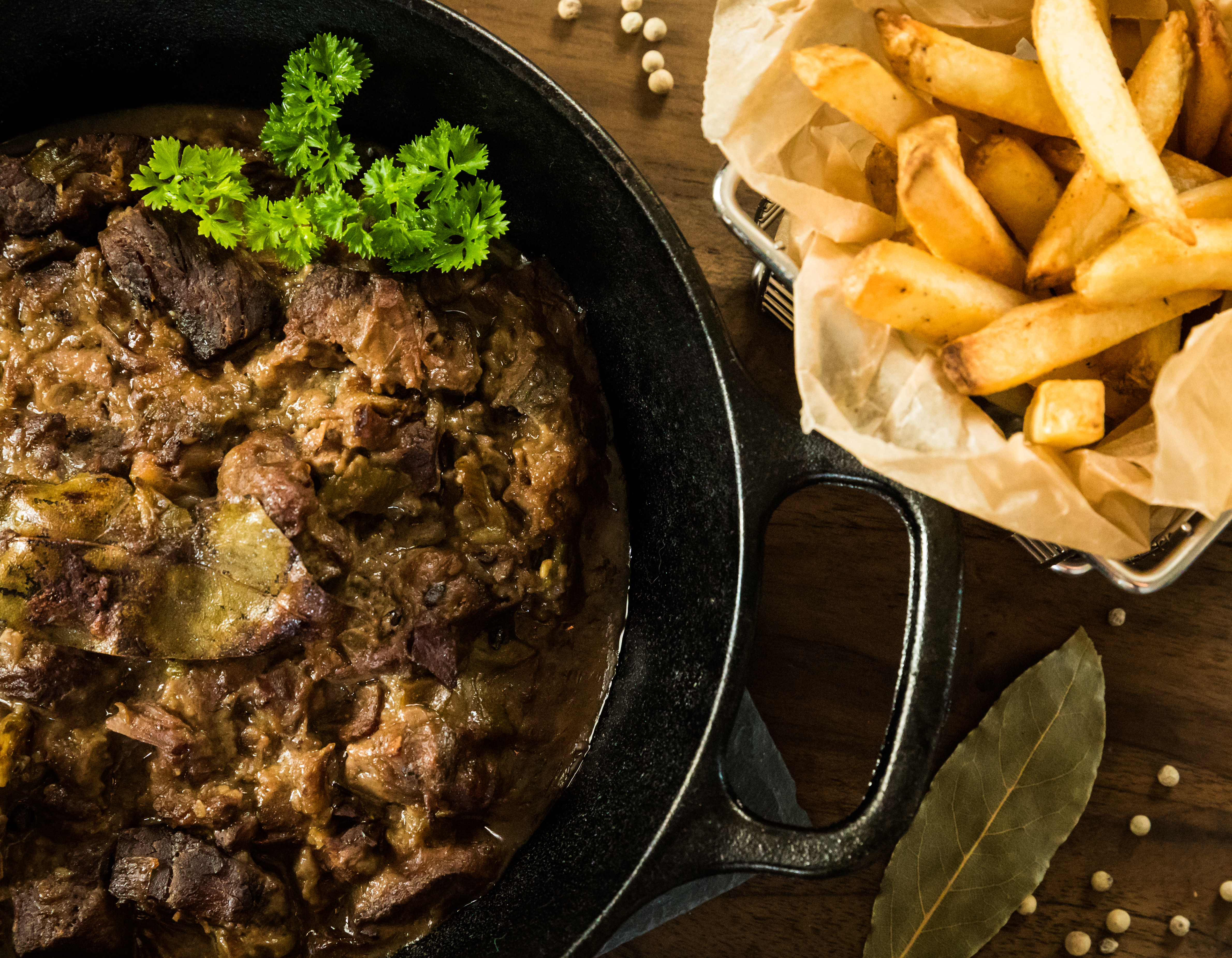 Perinteinen flaamilainen tummassa belgialaisessa luostarioluessa hauduttu lihapata eli flaamilainen carbonade. Tarjoillaan ranskalaisten ja majoneesin kanssa.
