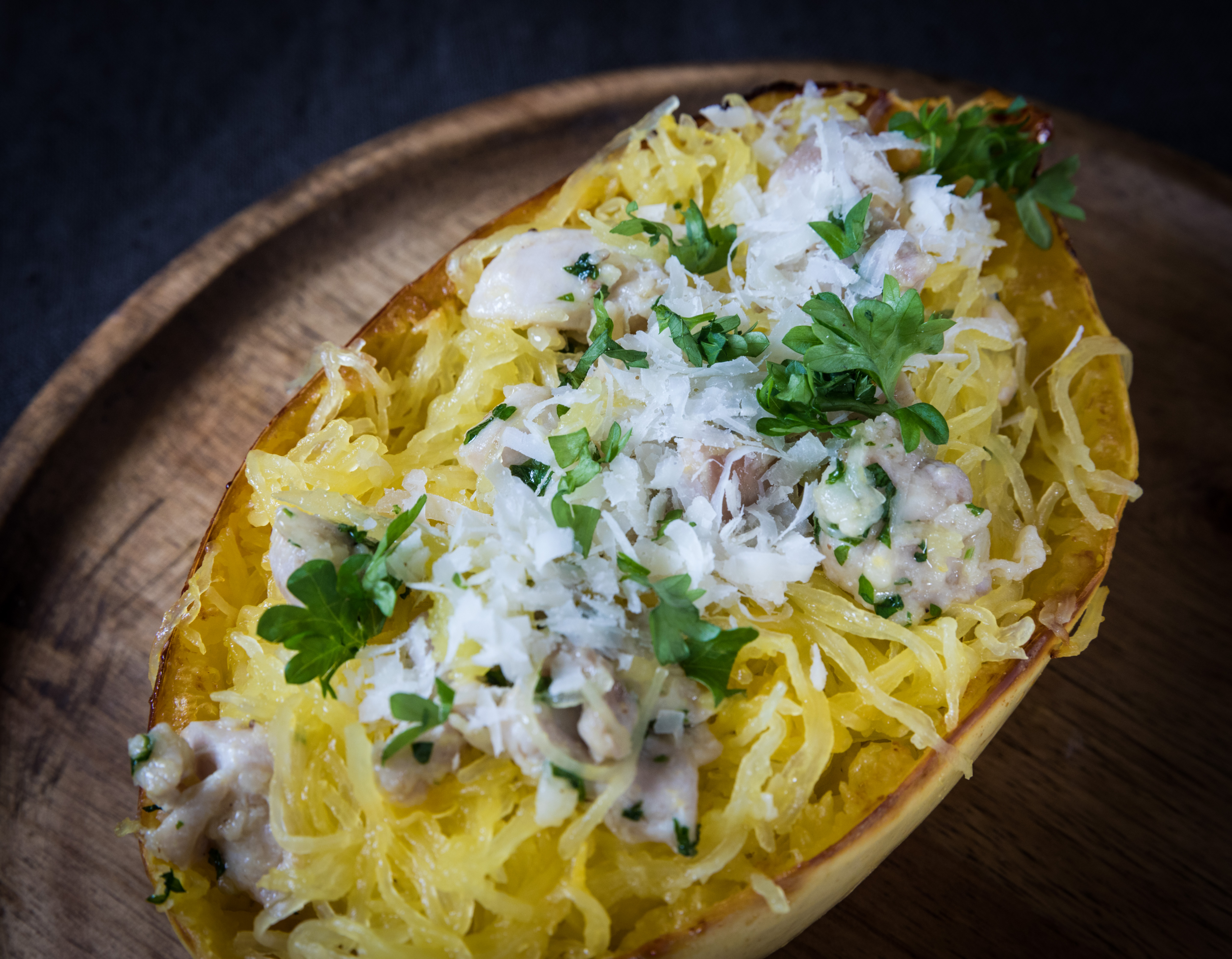Spagettikurpitsa sitruunakanalla resepti. Uunissa haudutetusta spagettikurpitsasta tulee ihanan spagettimaista haarukalla kääntäessä. Tätä voi hyvin käyttää pastan tilalla kevyempänä vaihtoehtona. Tähän annokseen raikkautta tuo sitruuna ja pehmeyttä parmesaani juusto. Tarjoile annos kurpitsanpuolikkaista !