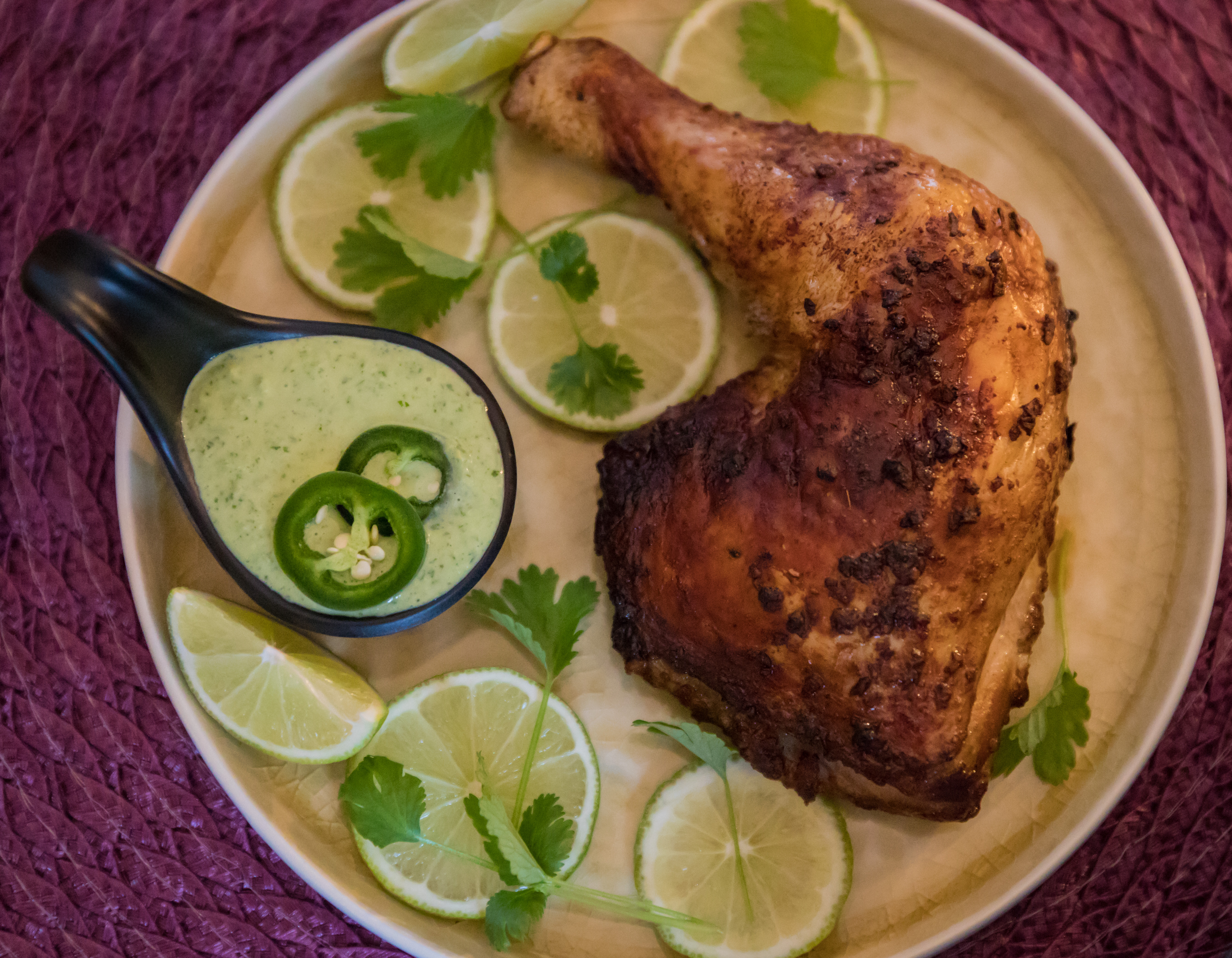 Perulainen kana ja aji verde - kastike resepti. Pollo a la Brasa eli perulainen kana on perulaisen katukeittiön klassikko ja ykkösruokaa koko maassa. Tämän raikkaan ja maukkaan kanan voit valmistaa niin tulisena tai mietona kuin haluat. Dippaile kanaa vihreään aji verde kastikkeeseen ja ihastu !