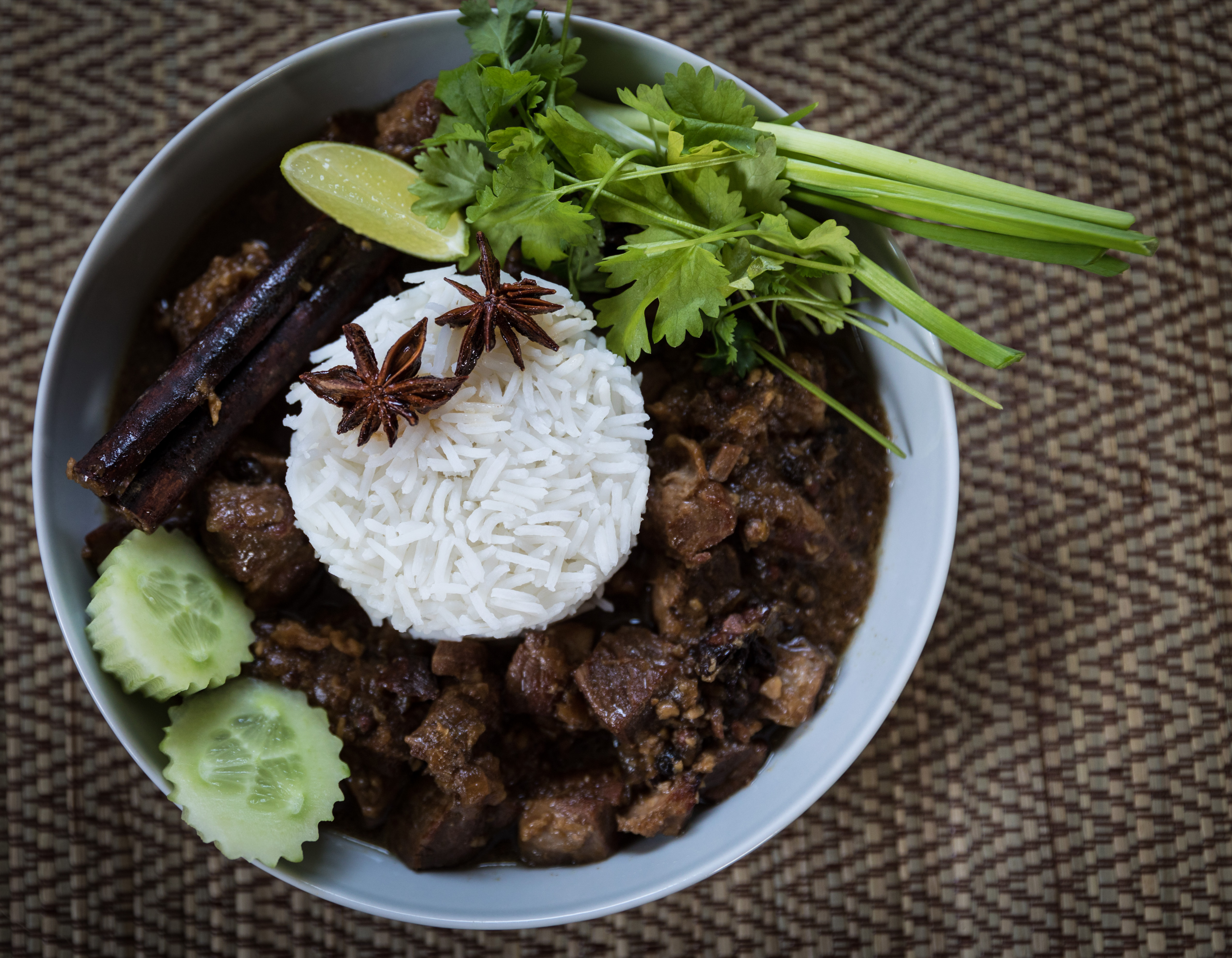 Moo hong eli thaimaalainen lihapata hautuu pitkään uunissa ja on todella aromikas ja suussa sulava.