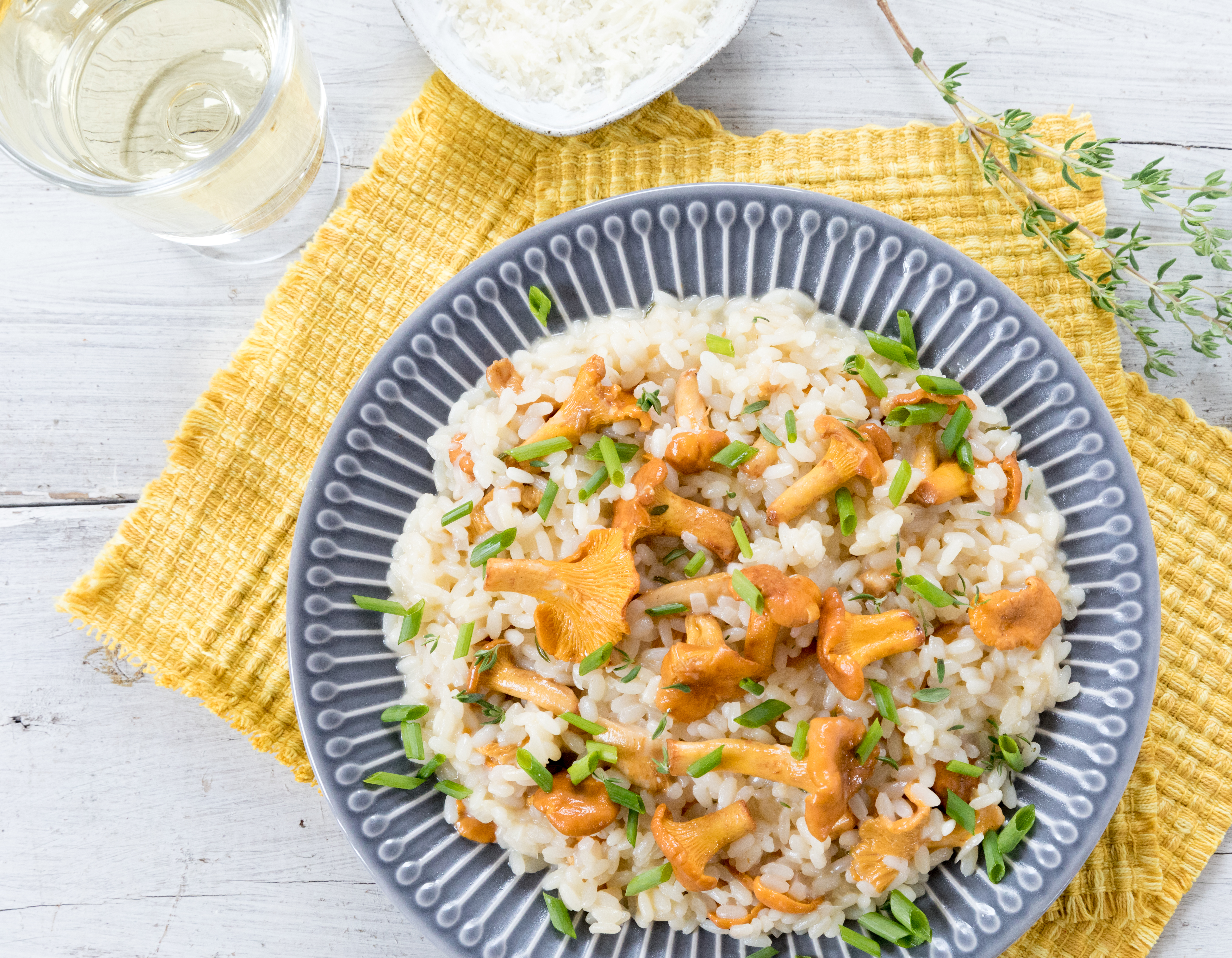 Kantarellirisotto resepti. Klassinen risotto maistuu herkulliselta kantarellien kanssa. Metsäinen risotto on täydellinen syys-sesongin ruoka. Käytä kuivaa Riesling viiniä ruoanlaittoon sekä ruokajuomaksi.