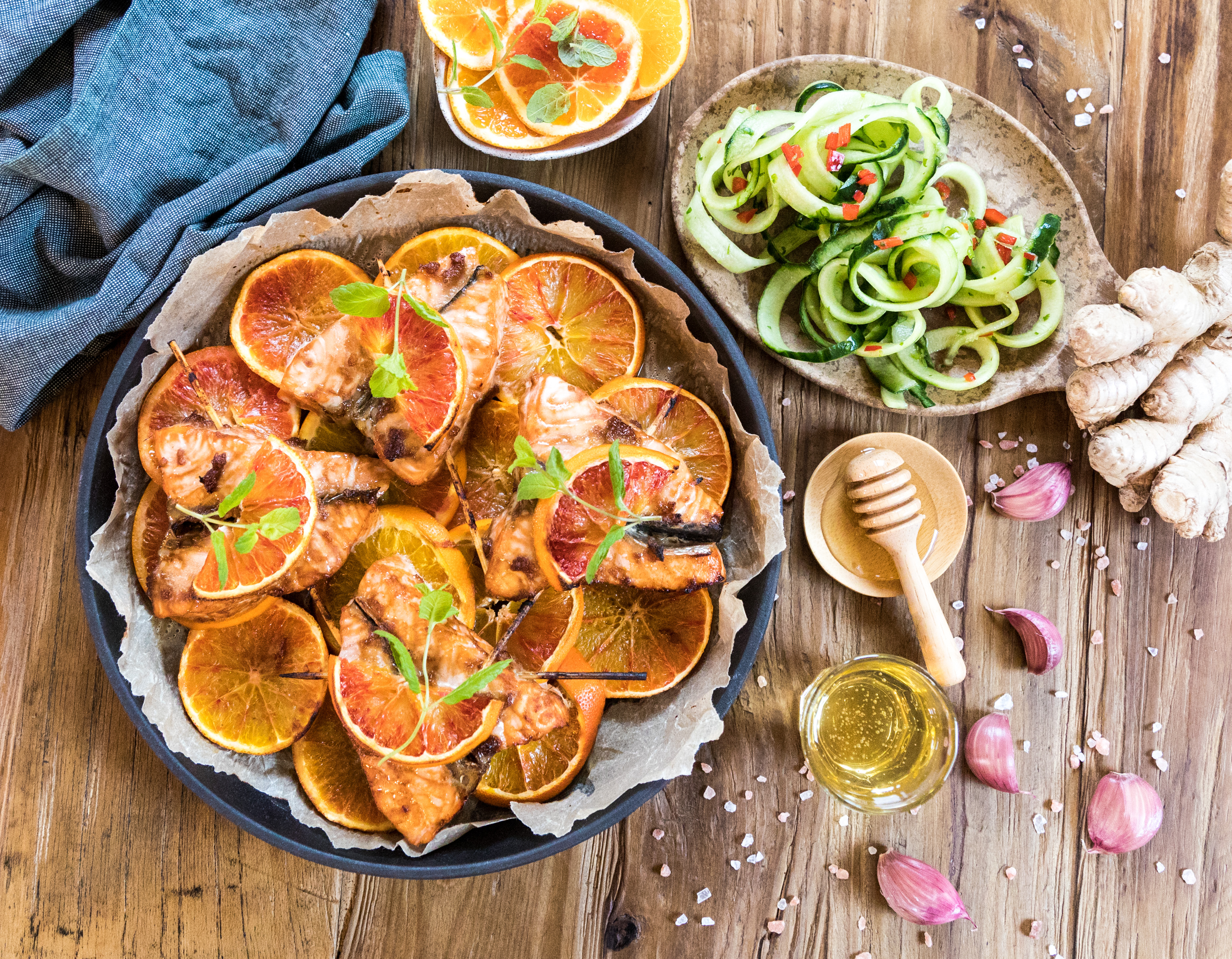 Miso - appelsiinilohi resepti. Misolla, inkiväärillä ja hunajalla maustettu appelsiinilohi on hurmaavan aurinkoinen piristys. Voit käyttää niin veriappelsiineja, kuin tavallisiakin appelsiineja.